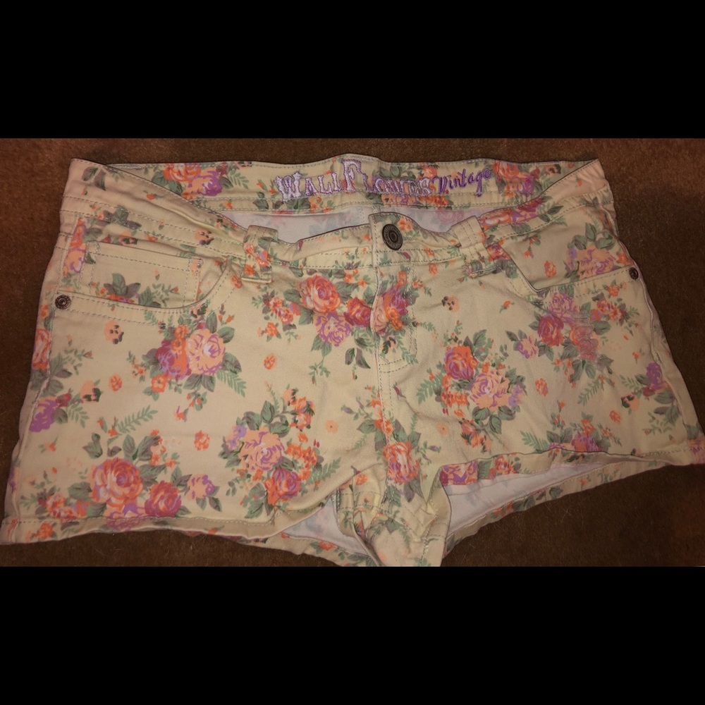 Wall flower floral daisy dukes